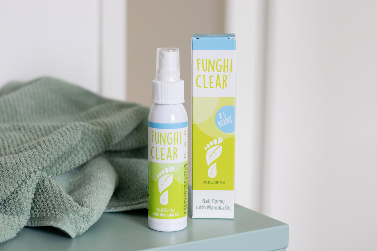FunghiClear® nagelspray met Manuka-olie, afgebeeld naast de verpakking, voor de behandeling van schimmelnagels.