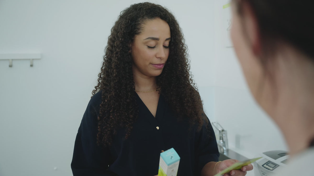 Video laden: De patiënt krijgt instructies over het gebruik van FunghiClear om teennagelschimmel te bestrijden. Ze krijgt deze instructies van een pedicure.